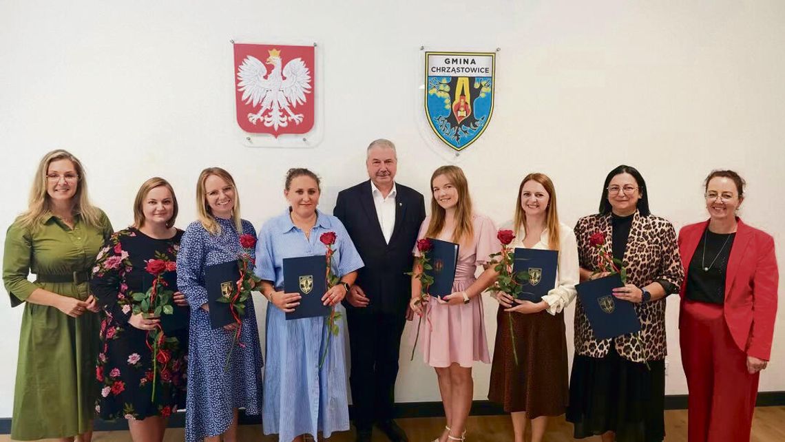 Uroczystość wręczenia aktów mianowania nauczycielom w Urzędzie Gminy Chrząstowice — wójt wręcza dokumenty