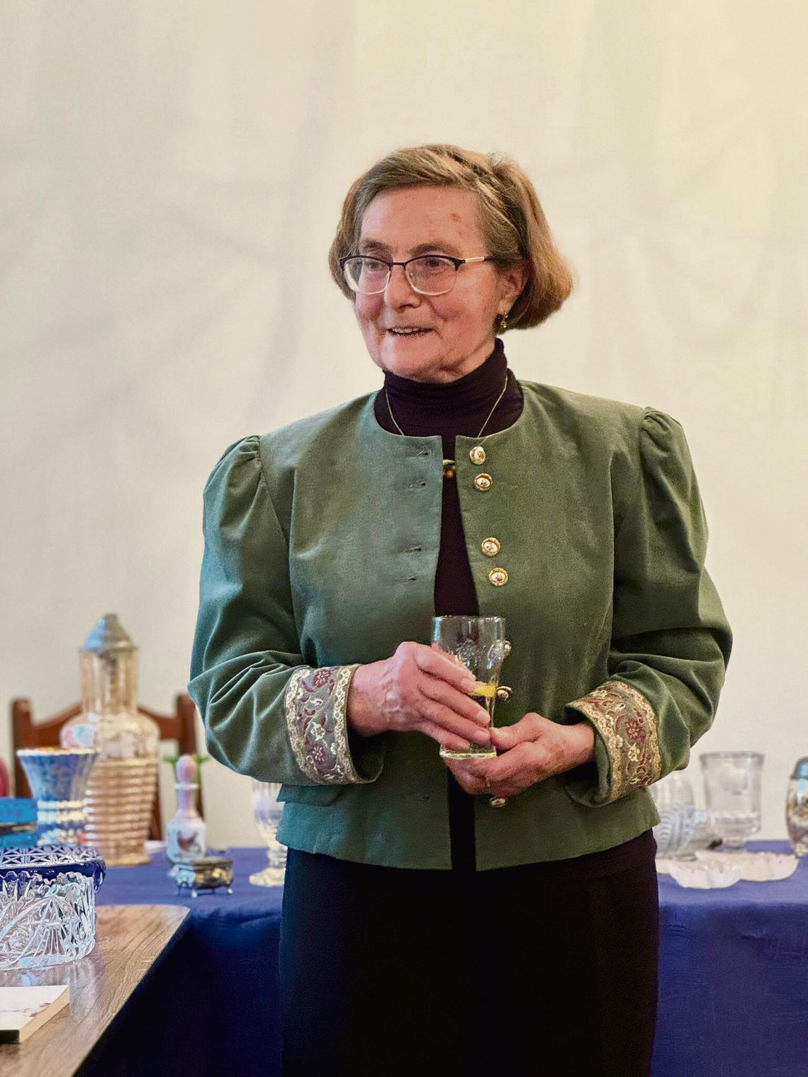 Róża Zgorzelska prezentująca zabytkowe szklane wyroby podczas spotkania „Szklane historie” w Prószkowie