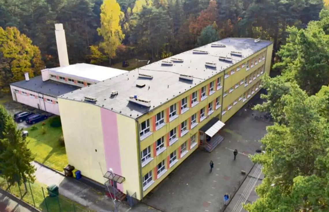 Szkoła w Szczedrzyku przejdzie wielką modernizację! Gmina Ozimek zdobyła prawie 3 mln zł z KPO Budynek Publicznej Szkoły Podstawowej w Szczedrzyku, który zostanie poddany termomodernizacji dzięki środkom z KPO