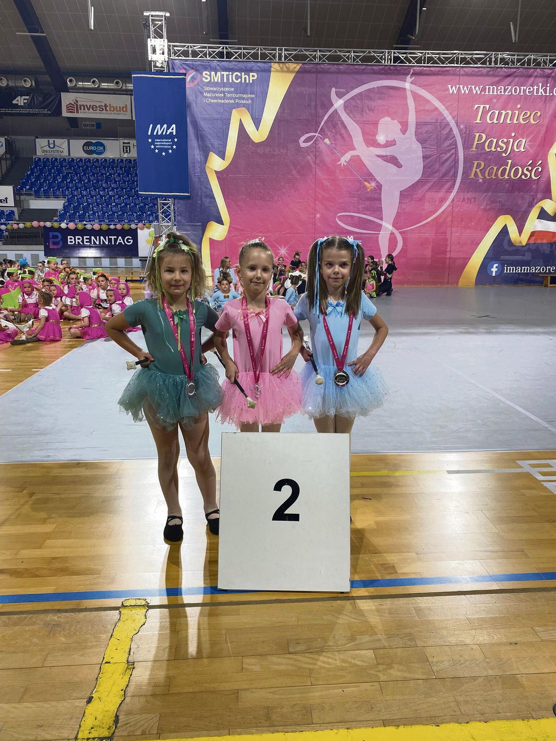 Mażoretki z Prószkowa podczas występu z pałeczkami i pomponami na lokalnym wydarzeniu