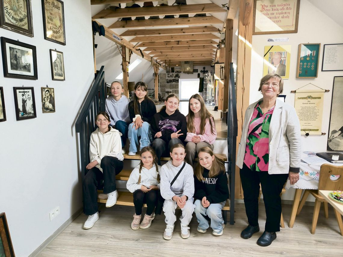 Tłumy w Regionalnej Izbie Śląskiej w Dańcu. Noc Muzeów znów przyciągnęła mieszkańców Zwiedzający oglądają eksponaty w Regionalnej Izbie Śląskiej w Dańcu podczas Nocy Muzeów