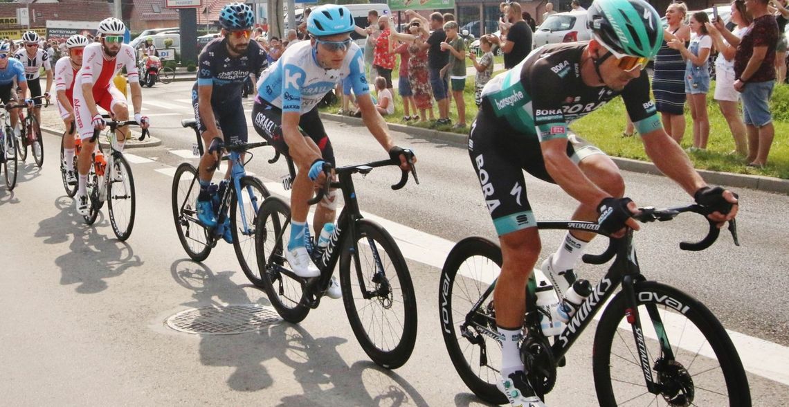Peleton Tour de Pologne przejeżdżający przez centrum Opola podczas etapu wyścigu World Tour
