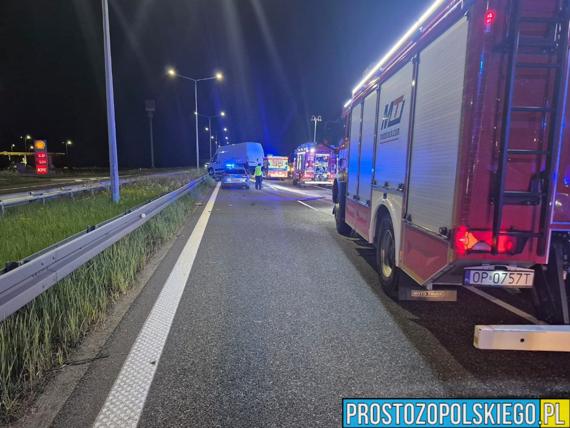 Służby ratunkowe na miejscu śmiertelnego wypadku na autostradzie A4 między Opolem a Brzegiem