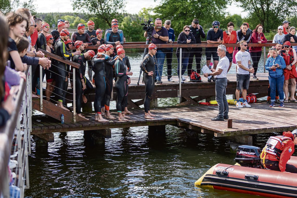 Zawodnicy triathlonu startujący z plaży kąpieliska w Nowych Siołkowicach podczas poprzedniej edycji