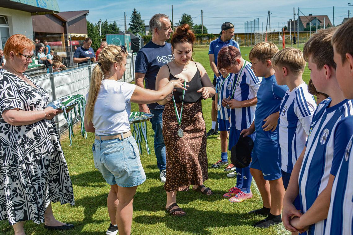 Trzy dni sportu i wspólnej zabawy Boisko w Mechnicach podczas festynu sportowego — turnieje, publiczność i lokalne drużyny