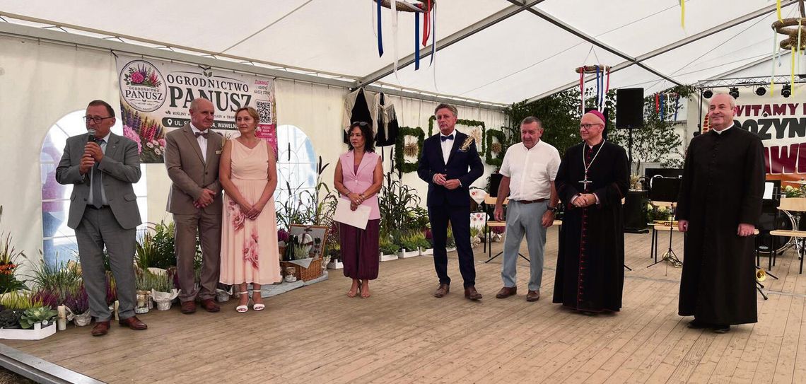 Trzy dni święta plonów w Wawelnie. Korowód, sport, muzyka i tradycje opolskiej wsi Korowód dożynkowy przechodzący ulicami Wawelna podczas trzydniowego święta plonów, z tradycyjnymi koronami i uczestnikami w strojach ludowych.