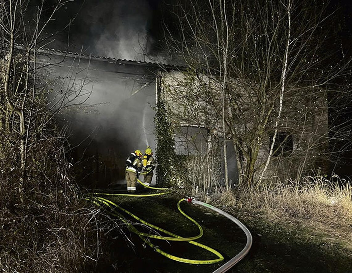 Strażacy gaszą nocny pożar pustostanu w Sokolnikach w gminie Dąbrowa