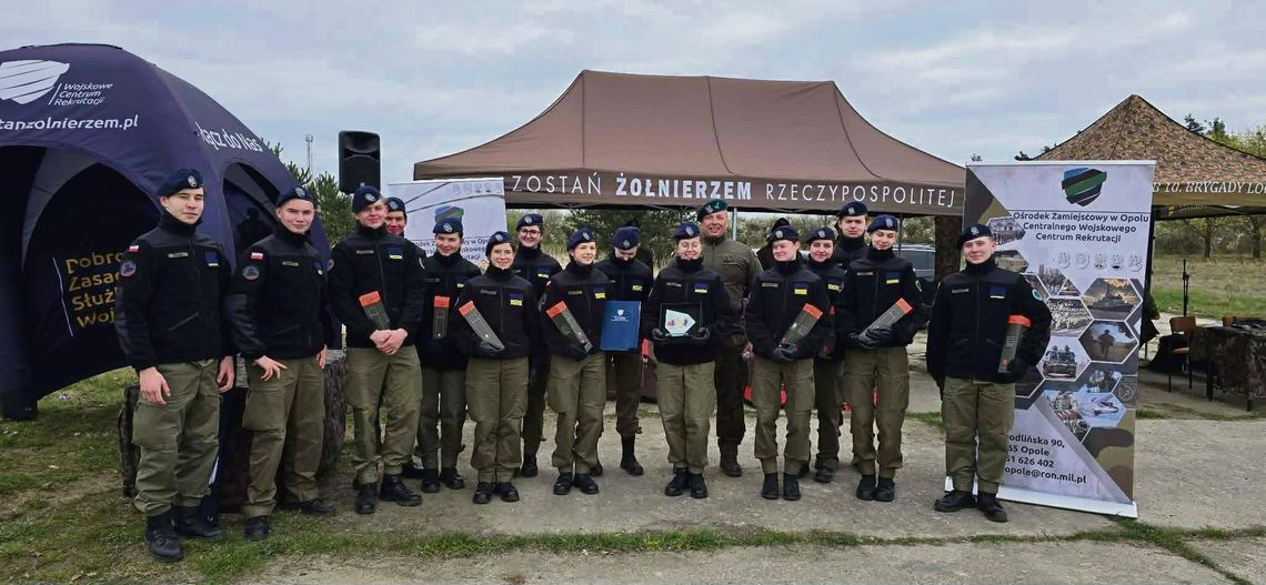 Uczniowie Zespołu Szkół w Tułowicach podczas prezentacji musztry na wojewódzkim przeglądzie