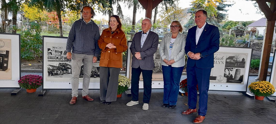 Tych miejsc w Górkach już nie ma. Dawne fotografie przywracają wspomnienia sprzed lat Wielkoformatowe pocztówki z archiwalnymi fotografiami przedstawiającymi dawne Górki w gminie Prószków, przygotowane w ramach projektu „PIERWEJ – pokażmy przyszłości, jak było w przeszłości”.