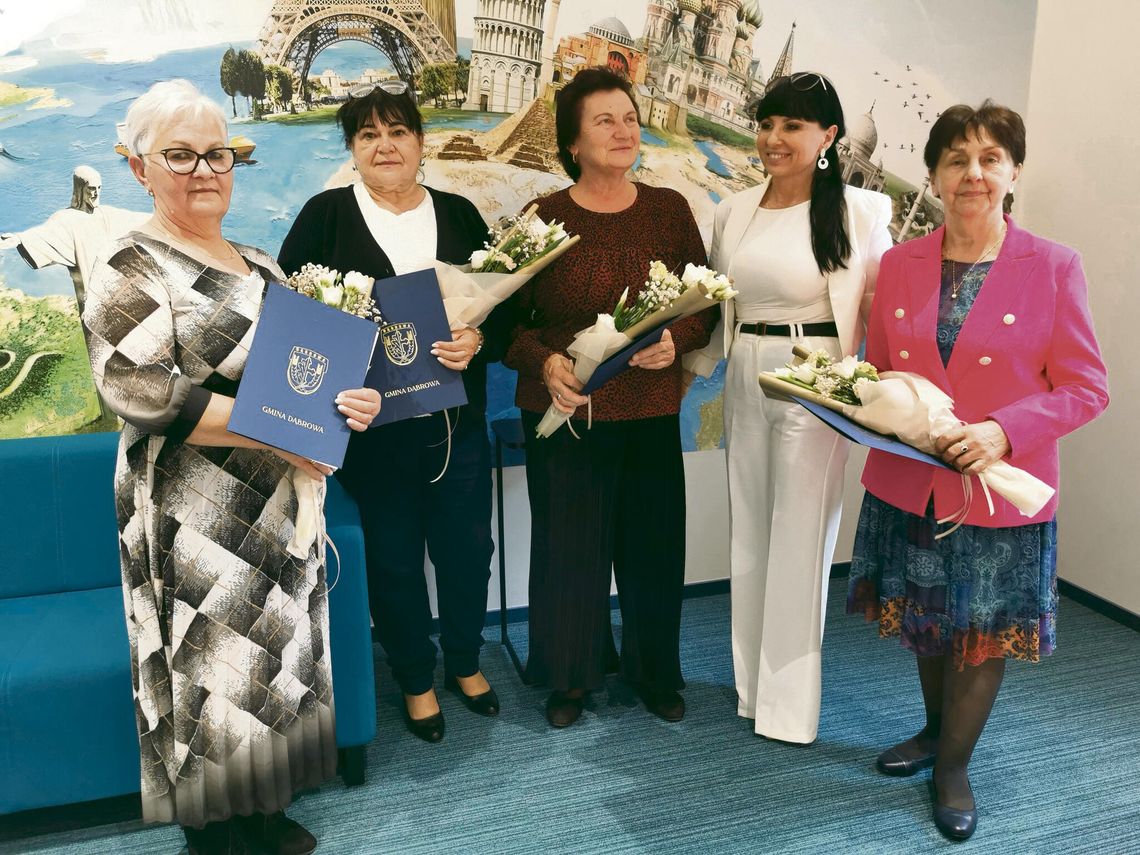 Czytelnicy biorący udział w wydarzeniach Tygodnia Bibliotek w gminie Dąbrowa