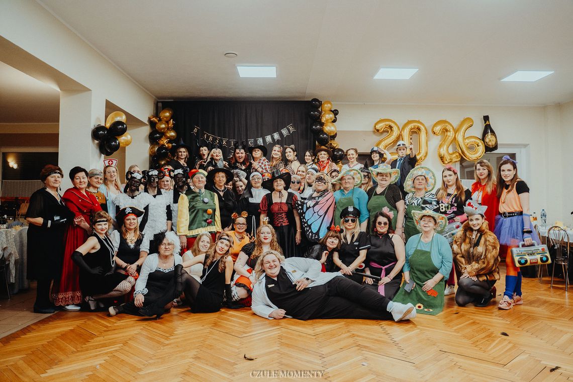 Tylko dla pań! Babski comber w Dańcu rozbił bank frekwencji Uczestniczki babskiego combra w karnawałowych strojach podczas zabawy w Dańcu.