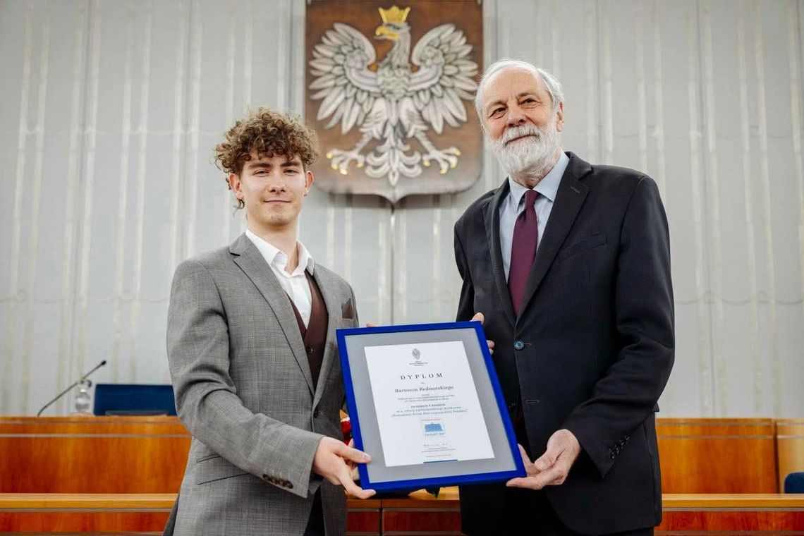 Bartosz Bednarski z Antoniowa – zwycięzca ogólnopolskiego konkursu „Poznajemy Senat RP” senator Piotr Woźniak