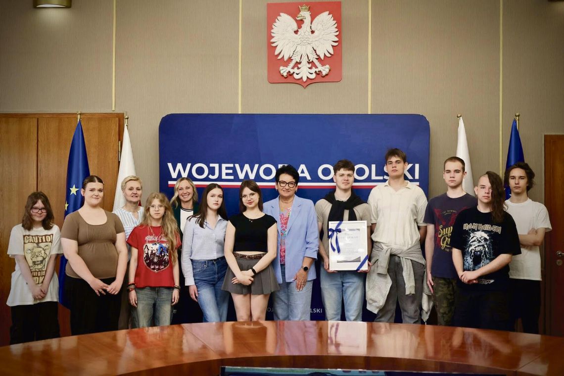 Uczniowie z Ozimka w urzędzie wojewódzkim! Zwiedzili podziemia, paternoster i poznali tajniki administracji Uczniowie zwiedzający zabytkową windę paternoster w Opolskim Urzędzie Wojewódzkim