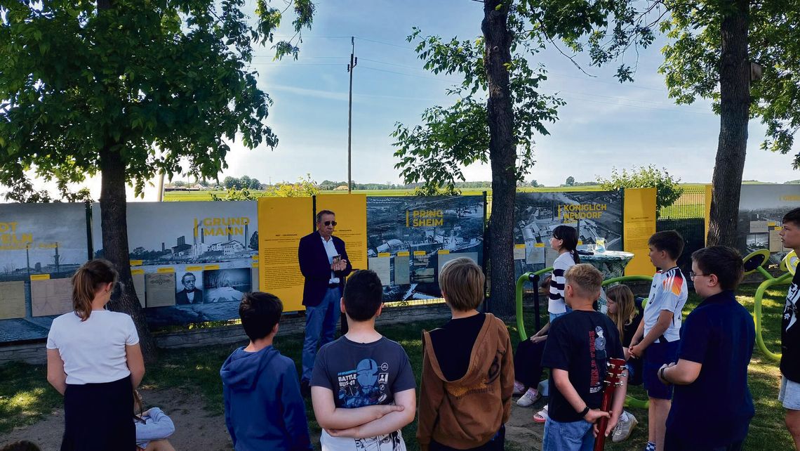 Uczniowie z Raszowej spotkali się z Andrzejem Balcerkiem! Były prezes Górażdży opowiedział o historii cementowni i rozwoju regionu Andrzej Balcerek podczas spotkania z uczniami szkoły w Raszowej