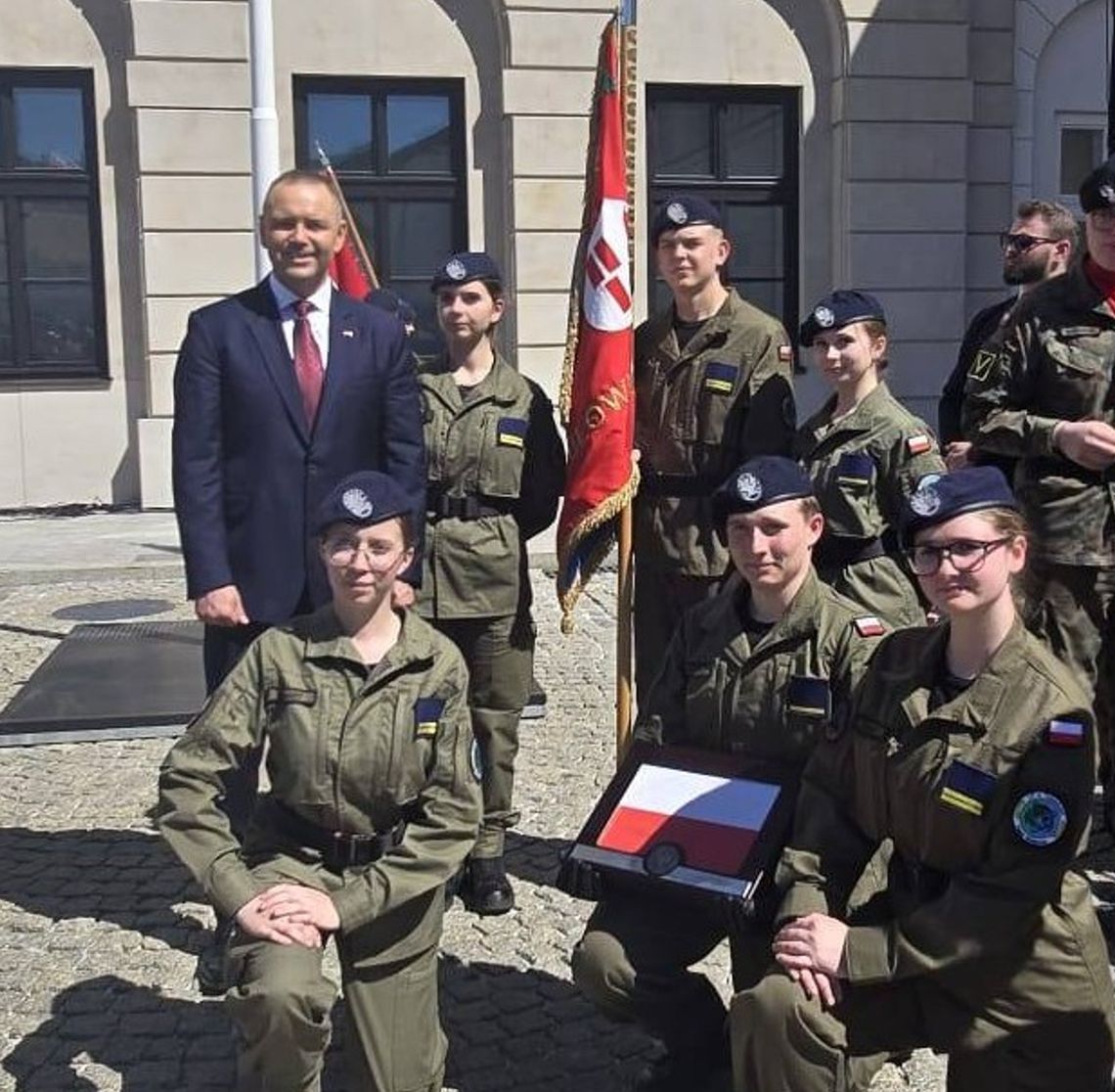 Kadeci z Zespołu Szkół w Tułowicach podczas obchodów Dnia Flagi RP w Warszawie z flagą przekazaną przez prezydenta