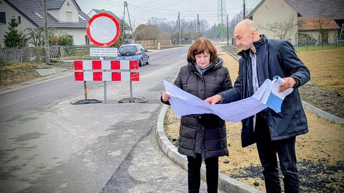 Wicestarosta Leonarda Płoszaj na placu budowy ul. Spórackiej w Krasiejowie