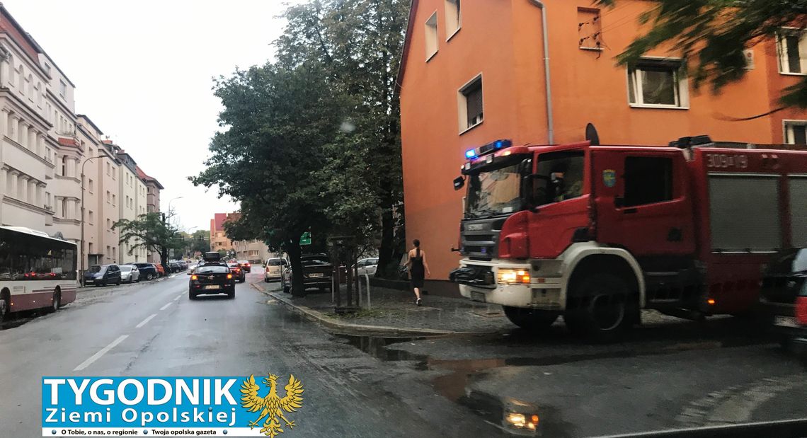 [ZDJĘCIA] Ulewa z gradobiciem nad Opolem. Strażacy walczą ze skutkami nawałnicy