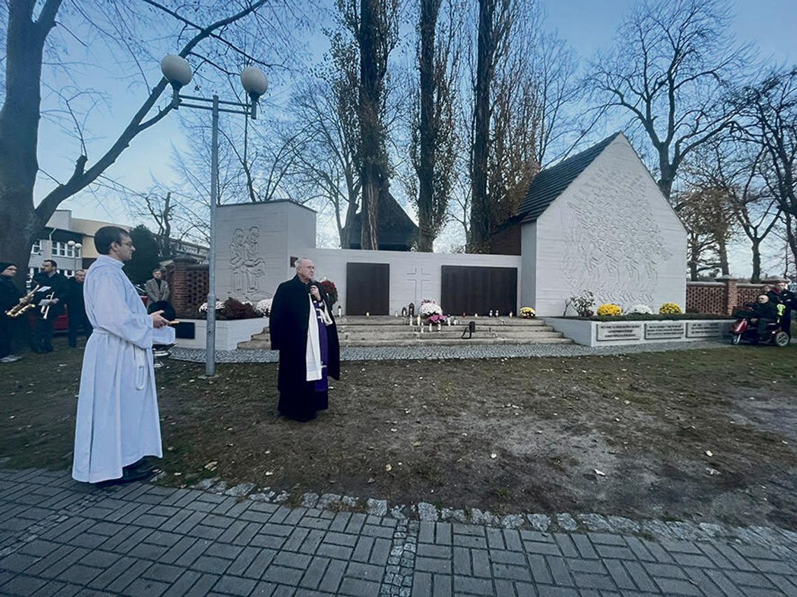Uroczyste poświęcenie pomnika poległych