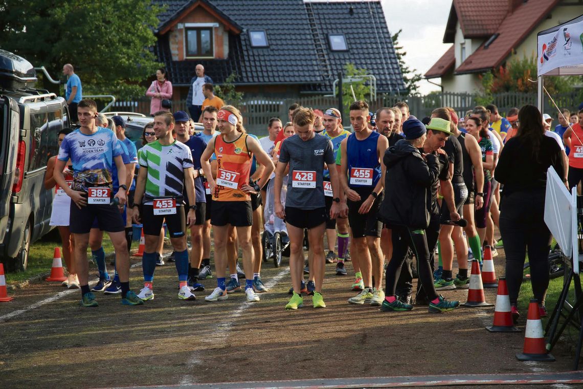 VI Prószkowski Bieg Uliczny rośnie w siłę! Już 145 zgłoszeń, w tym zawodnicy z zagranicy i najmłodsi biegacze Biegacze na trasie Prószkowskiego Biegu Ulicznego — start i meta na Stadionie Miejskim, uczestnicy na szutrowo‑asfaltowej pętli.