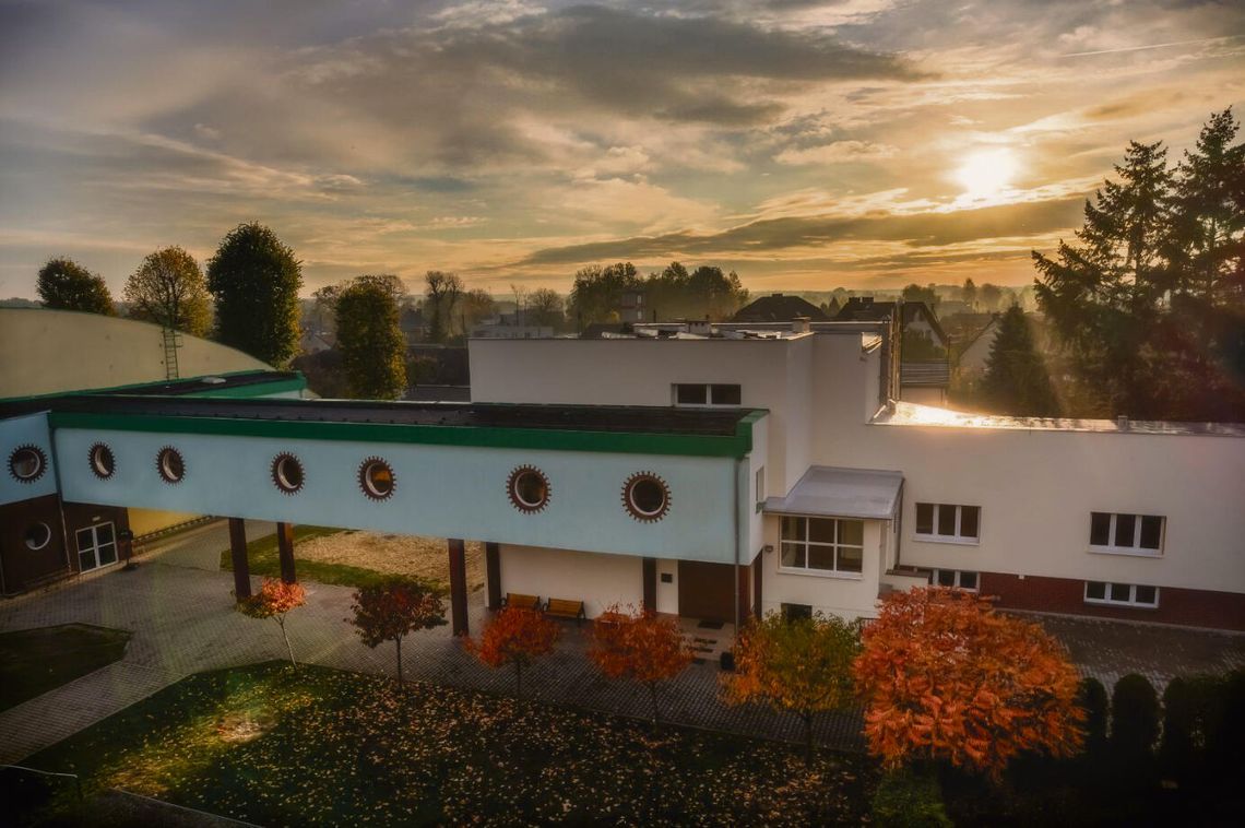 Publiczna Szkoła Podstawowa w Chrząstowicach, która mierzy się z brakiem przestrzeni dla nowych uczniów