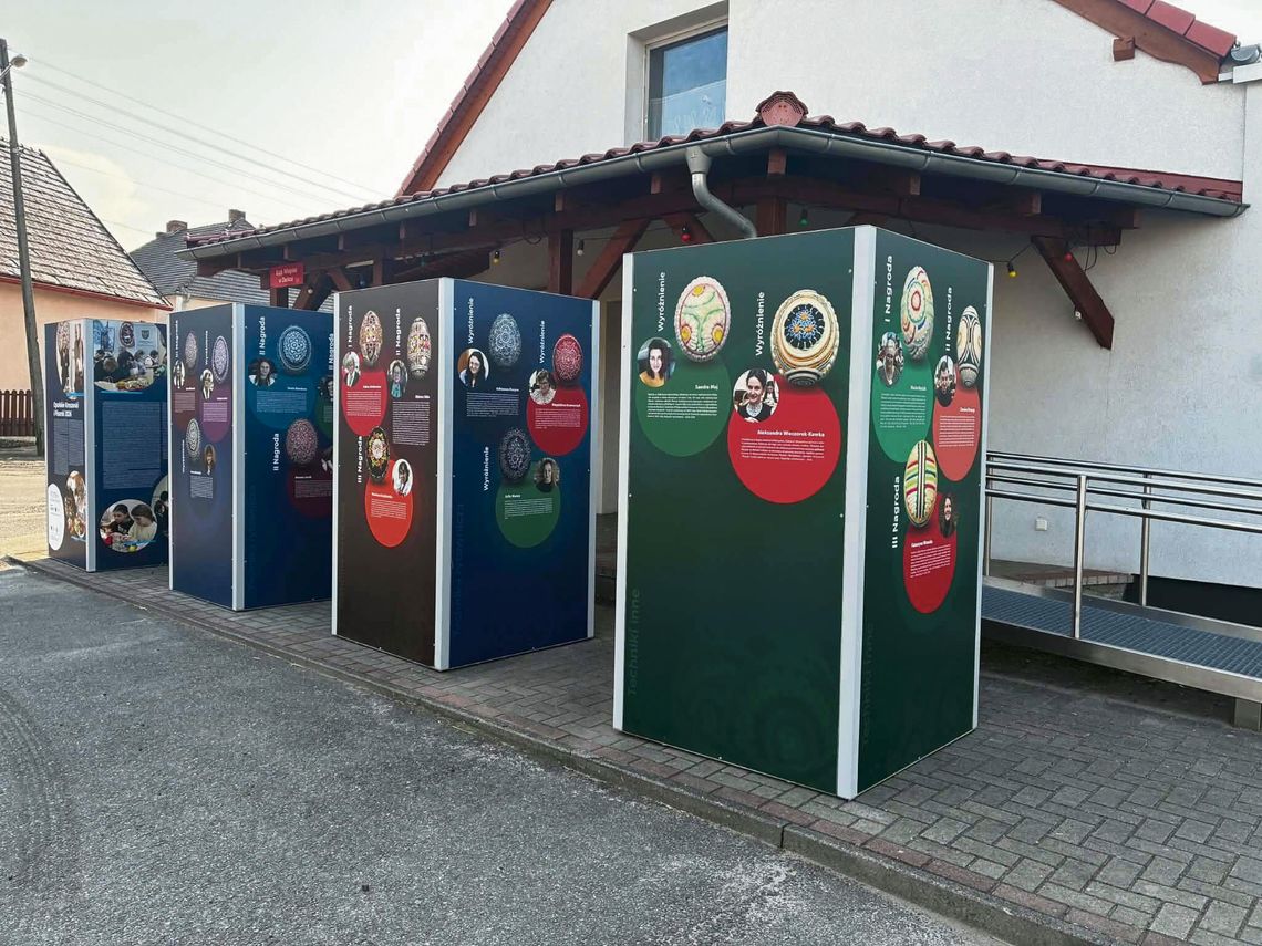 Kroszonki i pisanki prezentowane na wystawie w Dańcu, ukazujące tradycje zdobienia jaj na Opolszczyźnie.