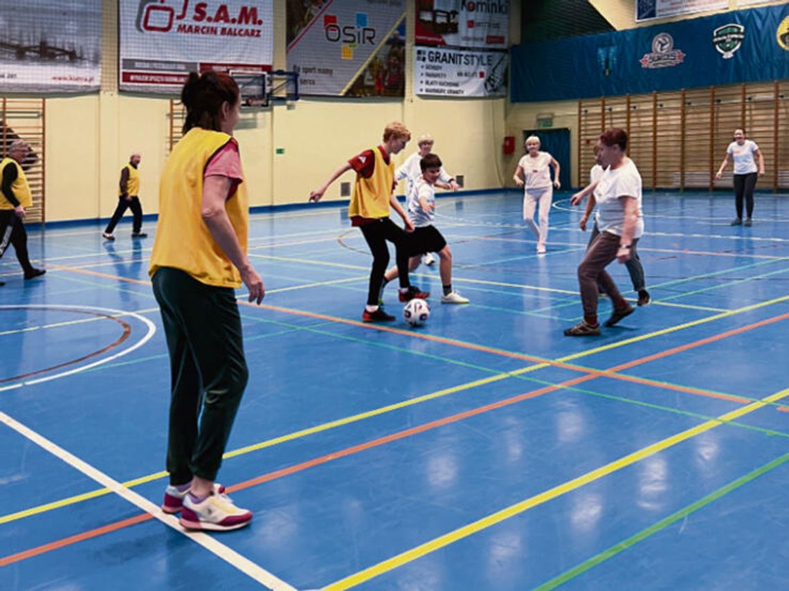 Walking Football na Orliku w Prószkowie. W niedzielę każdy może spróbować piłki nożnej… na chodzonego Uczestnicy treningu Walking Football na boisku typu Orlik