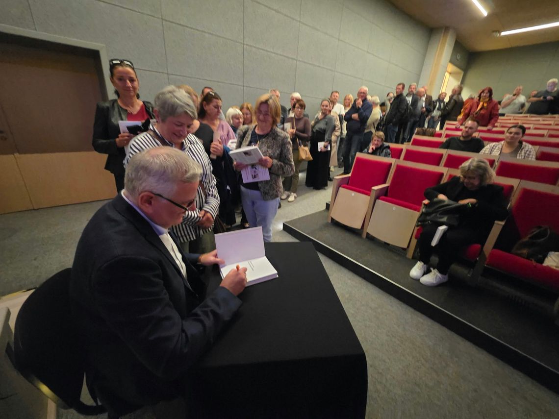 Wieczór pełen humoru i opowieści – spotkanie z Arturem Andrusem Wieczór pełen humoru i opowieści – spotkanie z Arturem Andrusem