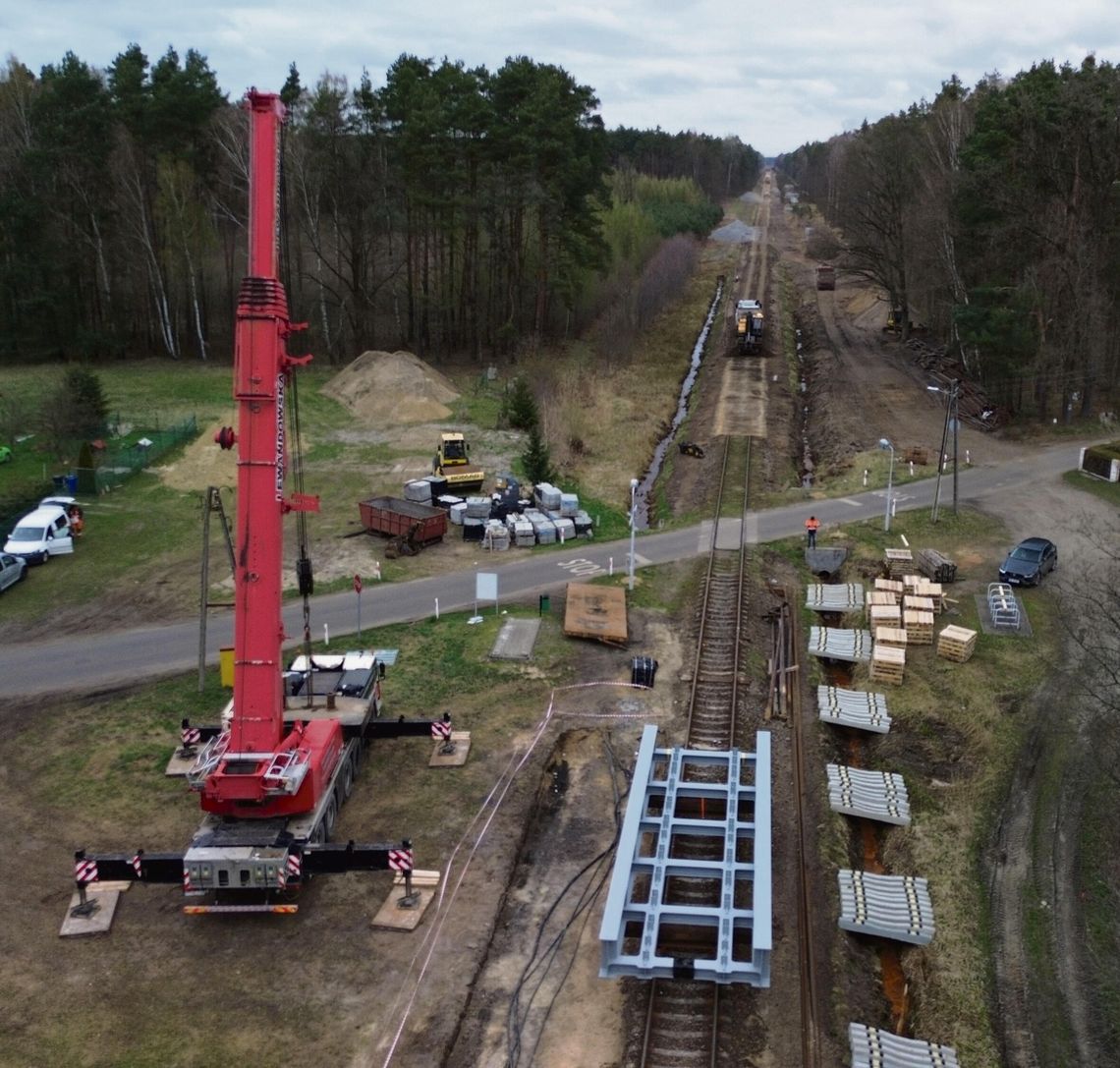 Prace modernizacyjne na linii kolejowej Opole–Kluczbork z maszynami torowymi