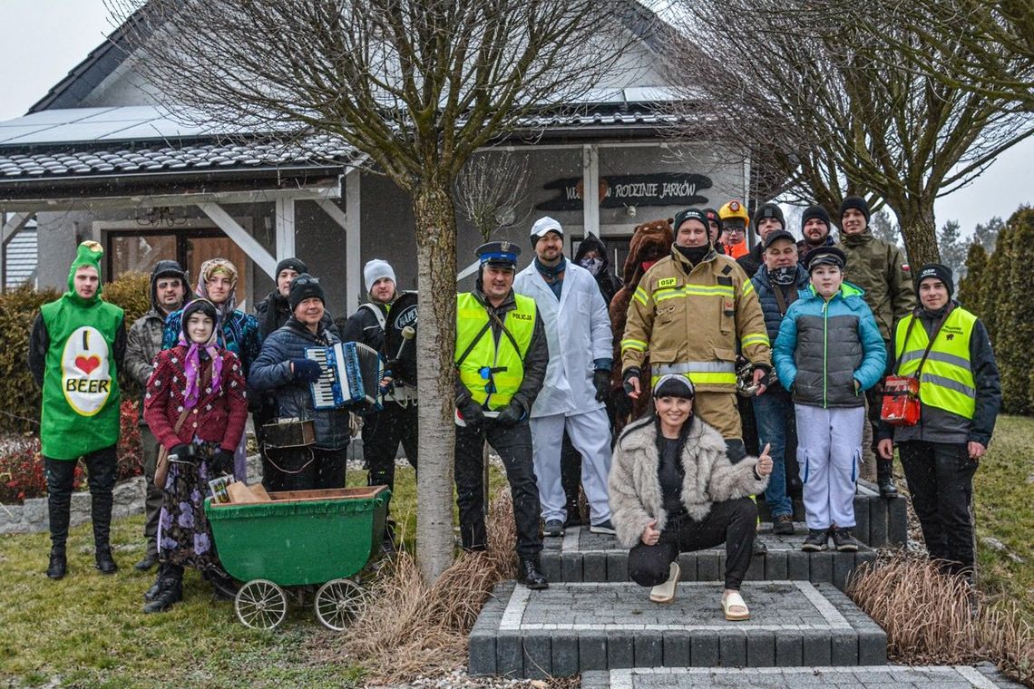 Barwny korowód wodzenia niedźwiedzia w Mechnicach, Babski Comber w Karczowie i tradycja karnawałowa w gminie Dąbrowa
