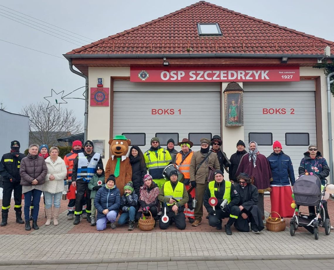 Korowód wodzenia niedźwiedzia organizowany przez OSP w gminie Ozimek