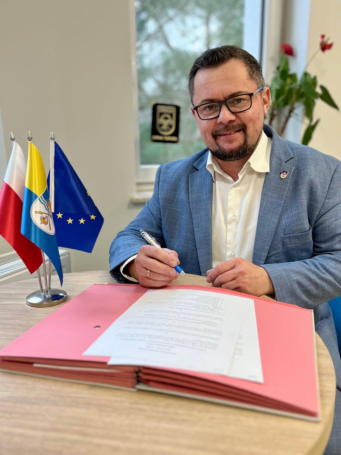 Wójt gminy Turawa Dominik Pikos podczas rozmowy o budżecie i inwestycjach na 2026 rok