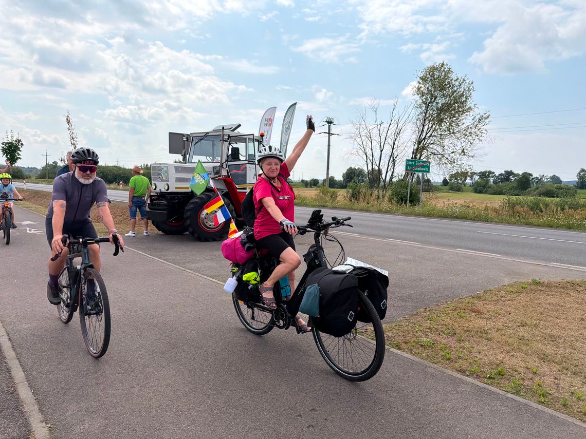 Wsiadła na rower i samotnie ruszyła do Santiago de Compostela. Ponad 3 tysiące kilometrów dla Laury Piechoty Maria Koschny rozpoczyna samotną charytatywną wyprawę rowerową z Dobrzenia Wielkiego do Santiago de Compostela, aby wesprzeć zbiórkę na leczenie Laury Piechoty chorej na zespół Retta.