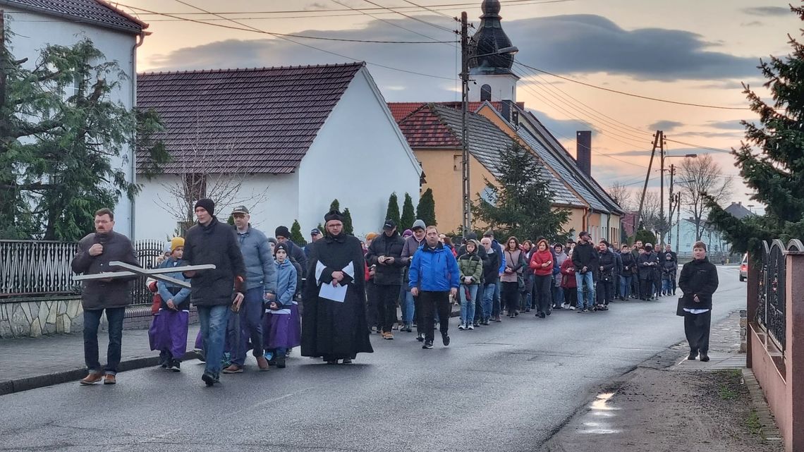 Wspólnie szli za krzyżem