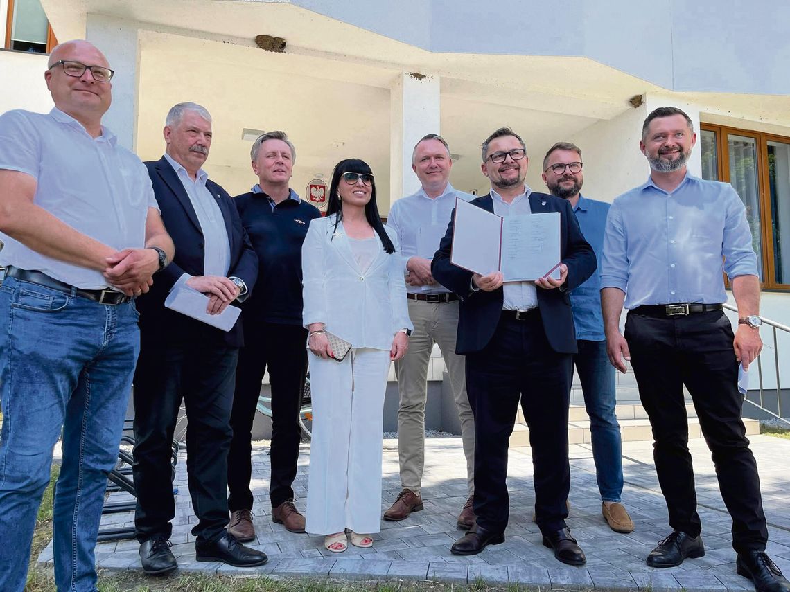 Autobusy lokalne na trasach między gminami powiatu opolskiego, w kontekście planów utworzenia wspólnego systemu transportu publicznego.