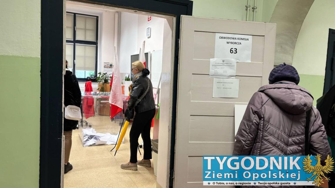 Wyborcy głosujący w lokalu wyborczym w powiecie opolskim podczas wyborów prezydenckich 2025