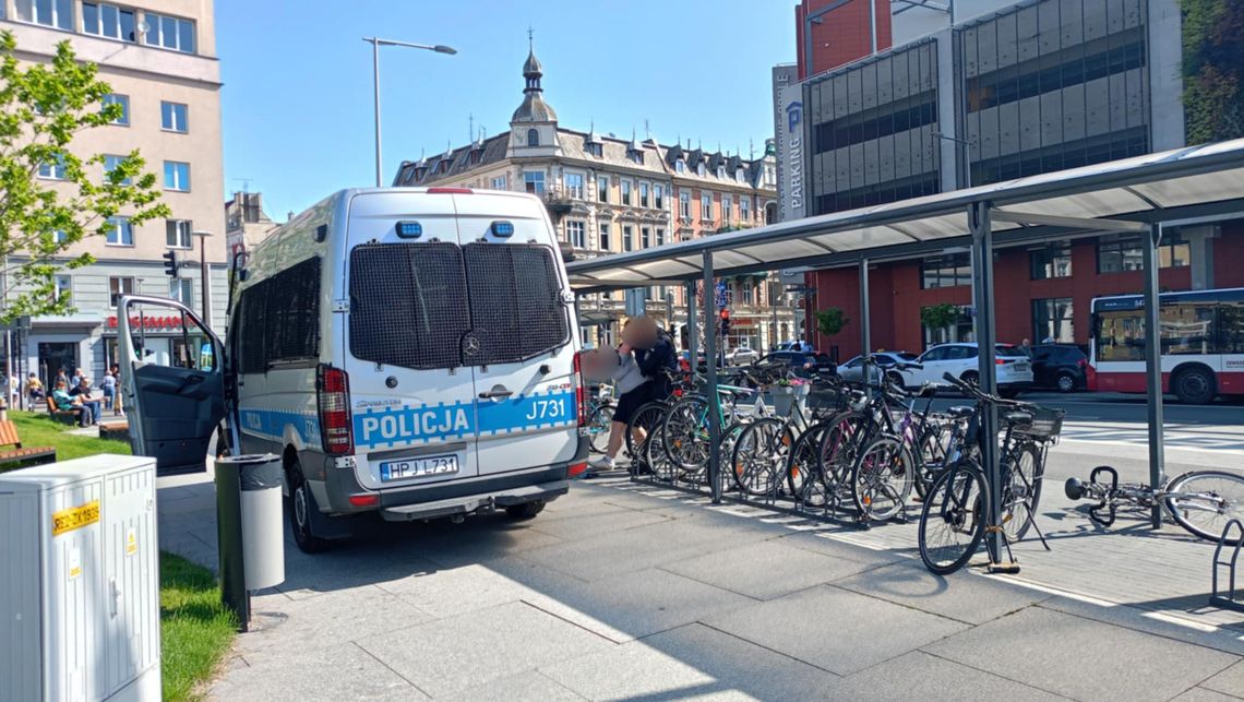 Z nożem na dworcu PKP w Opolu – 19-latek groził przechodniom i awanturował się