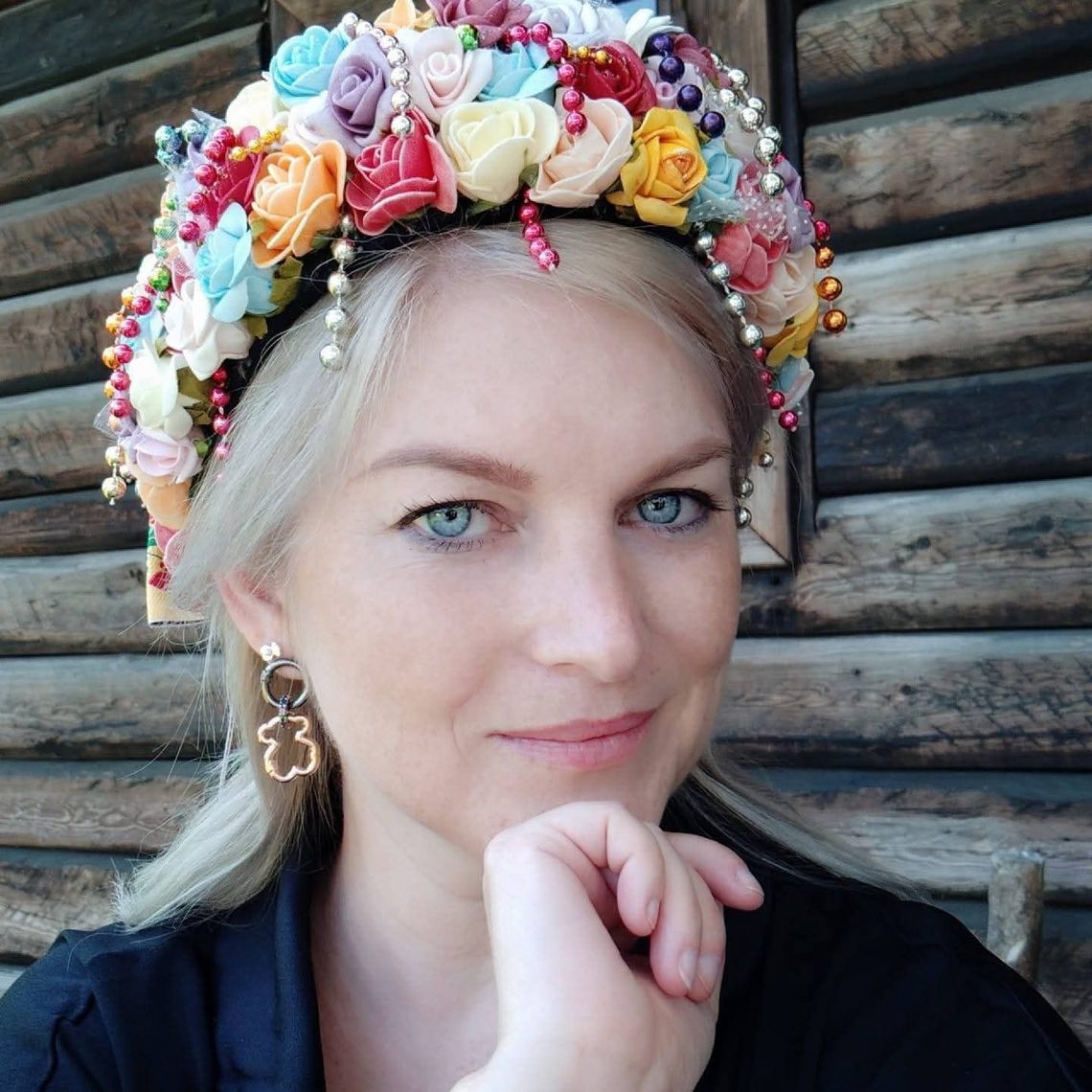 Agnieszka Okos prezentuje kroszonki i naczynia zdobione opolskim wzorem ludowym