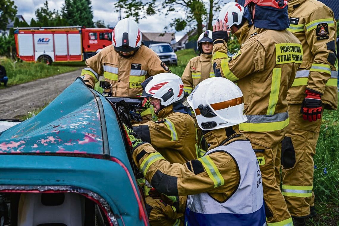 Zadymienie, ratownictwo i akcje w terenie! Strażacy OSP trenowali w Chróścinie Strażacy OSP podczas ćwiczeń w Chróścinie, pracujący w zadymionym pomieszczeniu i przy ratownictwie technicznym.