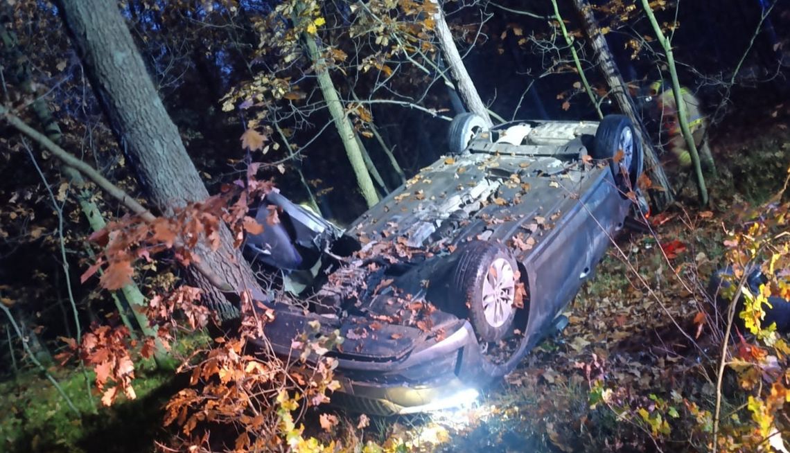 Zagadka pod Turawą: dachowanie w lesie, roztrzaskana Skoda i… ani śladu kierowcy Zagadka pod Turawą: dachowanie w lesie, roztrzaskana Skoda i… ani śladu kierowcy