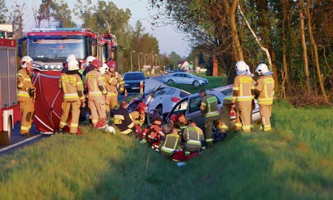 Miejsce wypadku drogowego między Popielowem a Starymi Siołkowicami z udziałem dwóch samochodów osobowych