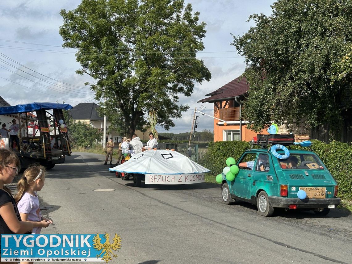 [ZDJĘCIA] Gmina Chrząstowice: dożynki w Dańcu, czyli pomysłowy korowód i wspólna biesiada