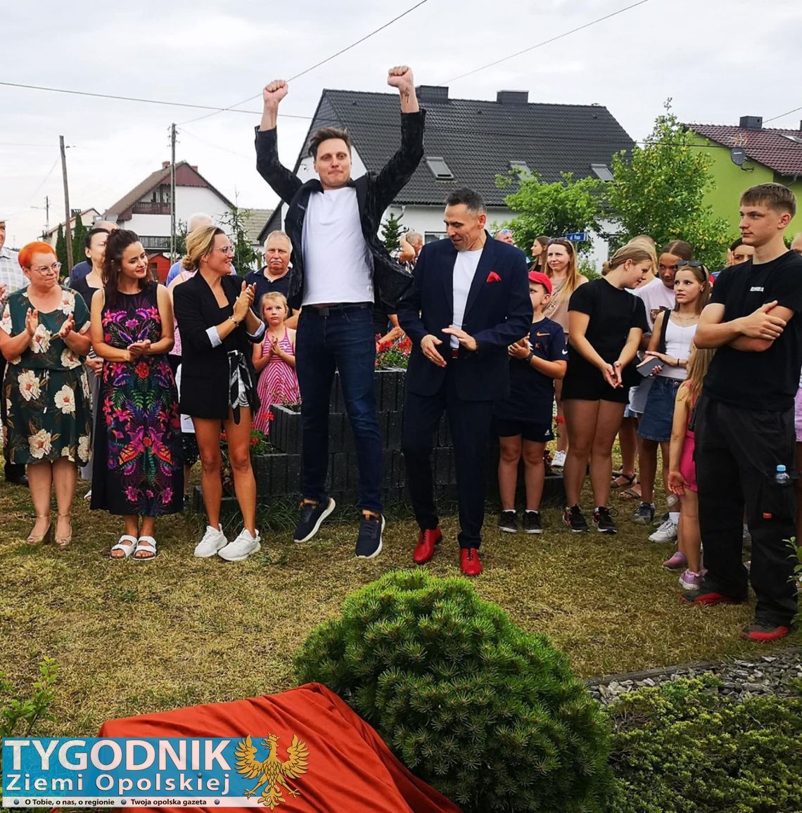 Publiczność świętująca w Kosorowicach podczas kabaretu Zdolni i Skromni przy Kosorowickiej Alei Gwiazd
