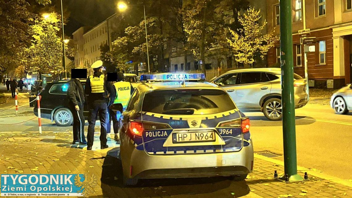 Na zdjęciu Kolizja volkswagena i MG na skrzyżowaniu ulic Sienkiewicza i Luboszyckiej w Opolu, poduszki powietrzne wystrzelone