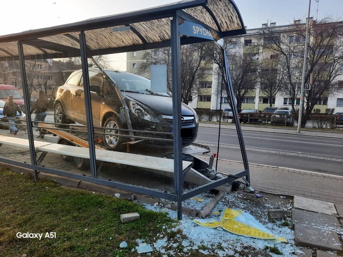 [ZDJĘCIA] Opole: Zerwany hak, rozbity Opel i zniszczona wiata - prezent zakończył się kolizją