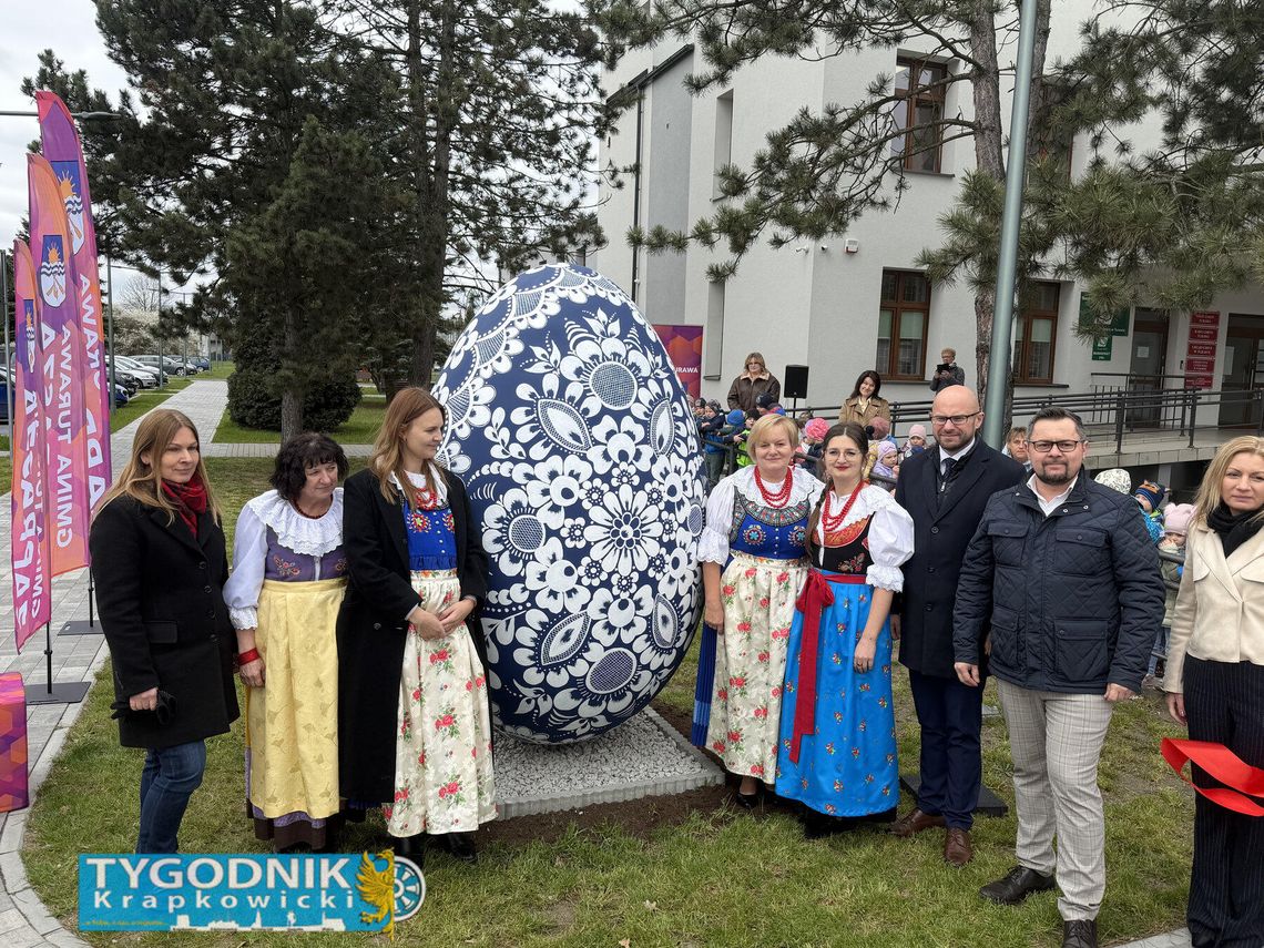 Pomnik kroszonki opolskiej odsłonięty przed urzędem gminy w Turawie – dzieło lokalnych twórczyń nawiązujące do tradycji wielkanocnych Opolszczyzny