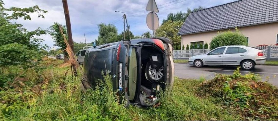 [ZDJĘCIA] Zjechał do rowu i wjechał w słup