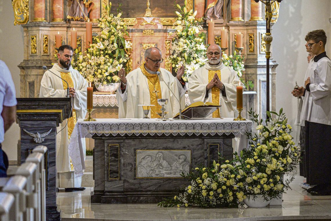 Żelazna świętuje wyjątkowy jubileusz! 100 lat rozbudowy kościoła św. Mikołaja z udziałem biskupa Andrzeja Czai Kościół pw. św. Mikołaja w Żelaznej — gotyckie prezbiterium, barokowa wieża i wnętrze z zabytkowymi ołtarzami.