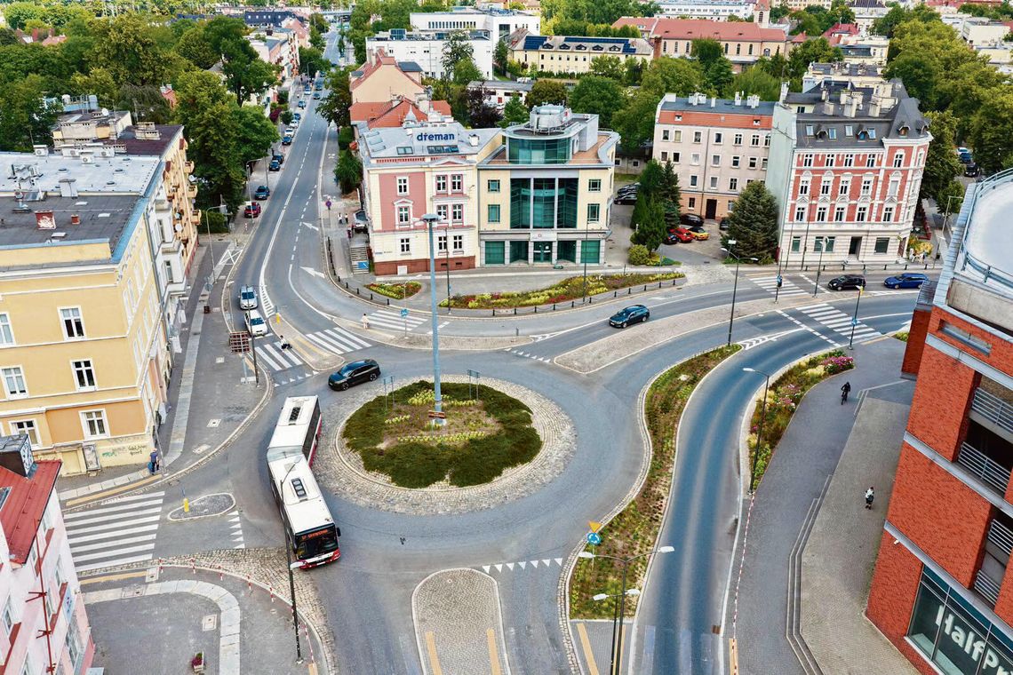 Żeromskiego i okolice Solarisa coraz bardziej zielone! Nowe wysepki, rondo Zgrzebnioka i jesienne tulipany Rabaty z roślinami wieloletnimi przy ul. Żeromskiego w Opolu — nowe wysepki drogowe i rondo Zgrzebnioka objęte programem nasadzeń.