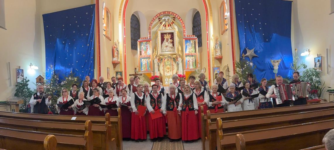 Zespoły z całej gminy spotkały się przy kolędzie Zespoły z całej gminy spotkały się przy kolędzie