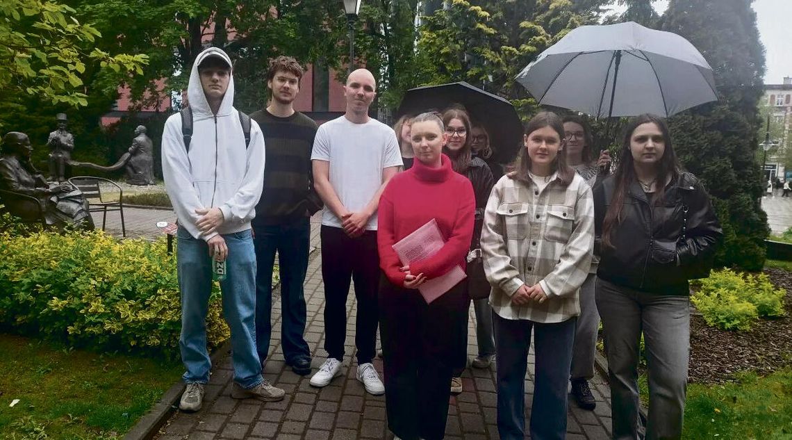 „ZieloneOpole” rusza! Studenci chcą mniej betonu, więcej zieleni i debaty o przyszłości miasta Studenci UO prezentują kampanię „ZieloneOpole” na placu Kopernika w Opolu